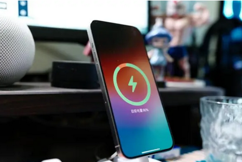 南岔苹果15换屏服务分享用什么充电器给iPhone15充电更好 